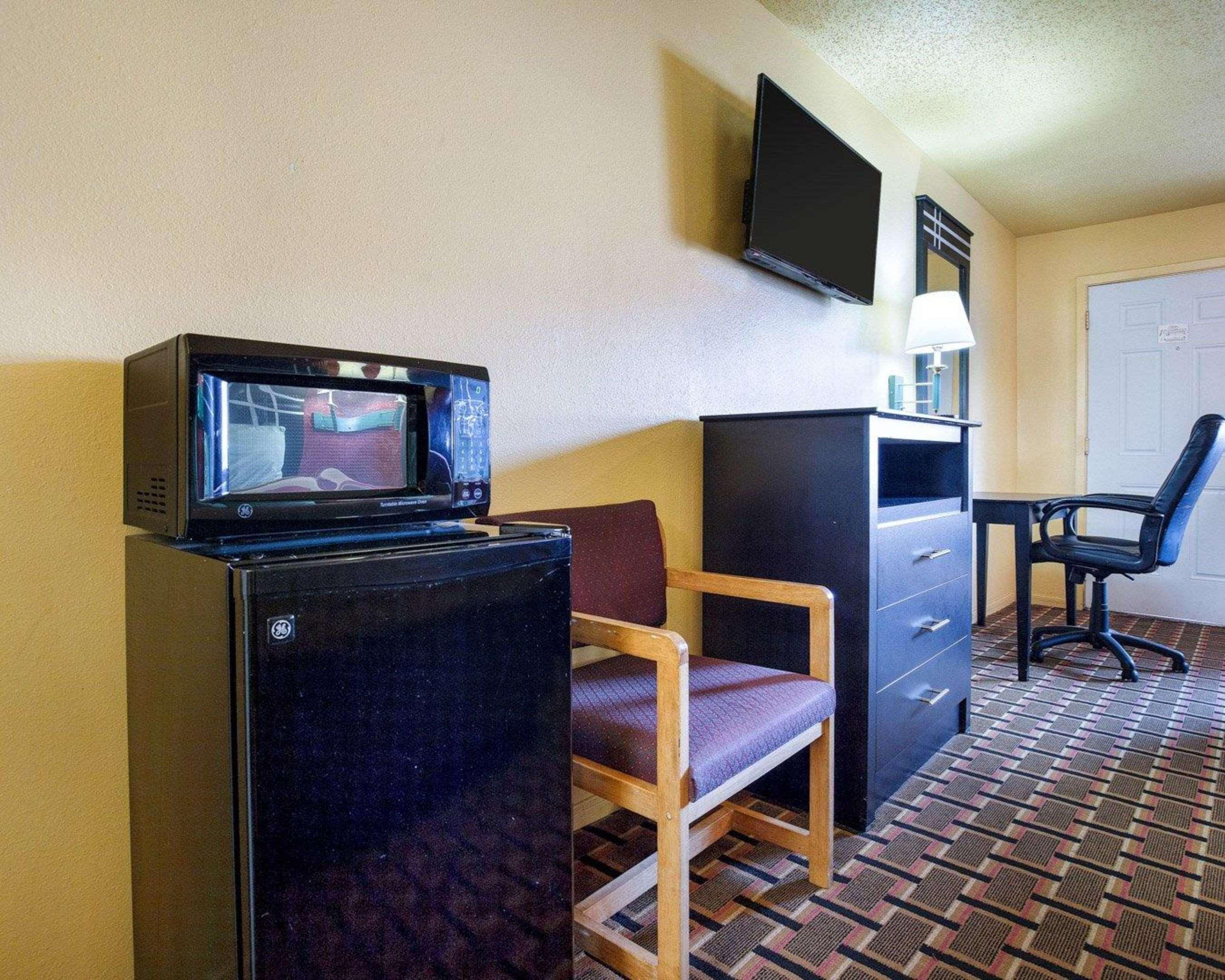 Econo Lodge Houston Brookhollow Exterior photo